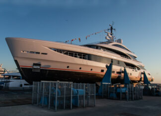 EL BENETTI FB 615 TOCA EL AGUA EN LIVORNO
