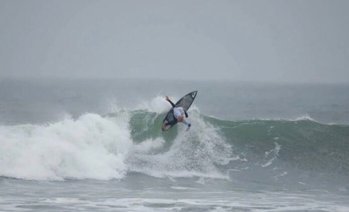 Foto: www.dukesurf.com Thiago Passeri Pezzatti asombró a todos y los jueces lo premiaron con una nota de 9,50.