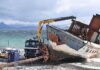 EL BARCO DEL NAHUEL HUAPI, QUE SE HUNDIÓ EN TRES OCACIONES Y PERMANECE VARADO DESDE HACE DOS MESES, COMENZÓ A SER DESGUAZADO