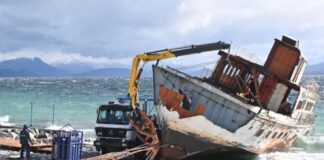 EL BARCO DEL NAHUEL HUAPI, QUE SE HUNDIÓ EN TRES OCACIONES Y PERMANECE VARADO DESDE HACE DOS MESES, COMENZÓ A SER DESGUAZADO