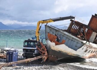 EL BARCO DEL NAHUEL HUAPI, QUE SE HUNDIÓ EN TRES OCACIONES Y PERMANECE VARADO DESDE HACE DOS MESES, COMENZÓ A SER DESGUAZADO