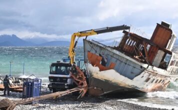 EL BARCO DEL NAHUEL HUAPI, QUE SE HUNDIÓ EN TRES OCACIONES Y PERMANECE VARADO DESDE HACE DOS MESES, COMENZÓ A SER DESGUAZADO