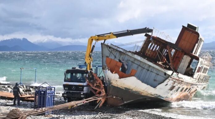 EL BARCO DEL NAHUEL HUAPI, QUE SE HUNDIÓ EN TRES OCACIONES Y PERMANECE VARADO DESDE HACE DOS MESES, COMENZÓ A SER DESGUAZADO