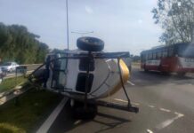 INSÓLITO ACCIDENTE EN LA AUTOPISTA: SE DESENGANCHÓ UN TRÁILER CON UNA LANCHA