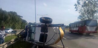 INSÓLITO ACCIDENTE EN LA AUTOPISTA: SE DESENGANCHÓ UN TRÁILER CON UNA LANCHA