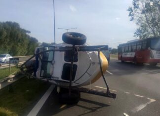 INSÓLITO ACCIDENTE EN LA AUTOPISTA: SE DESENGANCHÓ UN TRÁILER CON UNA LANCHA