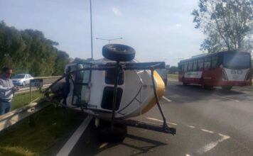 INSÓLITO ACCIDENTE EN LA AUTOPISTA: SE DESENGANCHÓ UN TRÁILER CON UNA LANCHA
