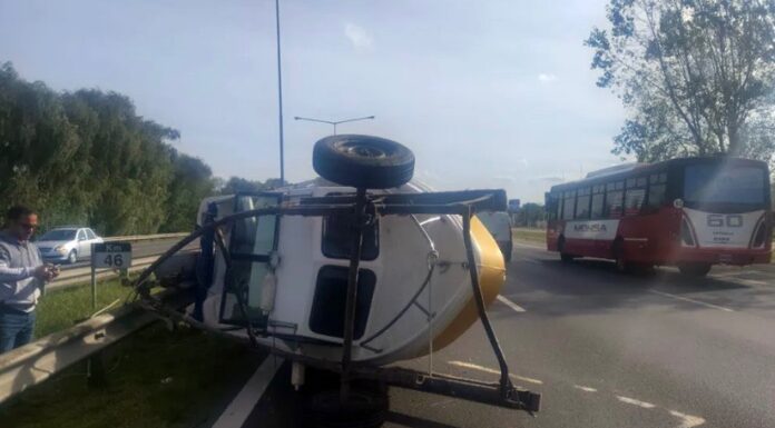 INSÓLITO ACCIDENTE EN LA AUTOPISTA: SE DESENGANCHÓ UN TRÁILER CON UNA LANCHA