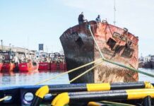 REMOVIERON UN BARCO QUE PERMANECÍA EN DESUSO DESDE 2007 Y LO HUNDIRÁN FRENTE A LA COSTA DE MAR DEL PLATA