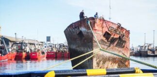 REMOVIERON UN BARCO QUE PERMANECÍA EN DESUSO DESDE 2007 Y LO HUNDIRÁN FRENTE A LA COSTA DE MAR DEL PLATA