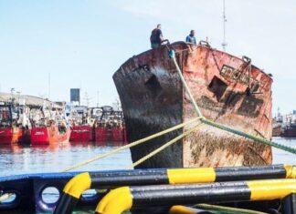 REMOVIERON UN BARCO QUE PERMANECÍA EN DESUSO DESDE 2007 Y LO HUNDIRÁN FRENTE A LA COSTA DE MAR DEL PLATA
