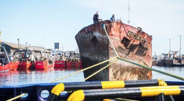 REMOVIERON UN BARCO QUE PERMANECÍA EN DESUSO DESDE 2007 Y LO HUNDIRÁN FRENTE A LA COSTA DE MAR DEL PLATA