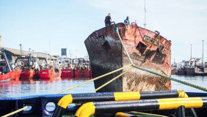 Removieron un barco que permanecía en desuso desde 2007 y lo hundirán frente a la costa de Mar del Plata