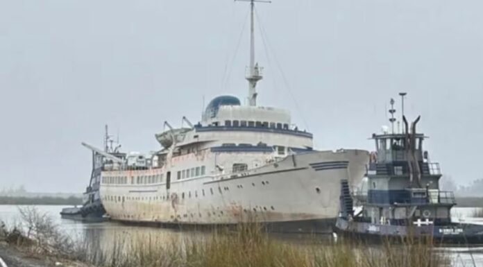 COMPRA UN CRUCERO EN 2008, SE GASTA CASI UN MILLÓN DE EUROS EN REPARARLO Y ACABA PRESENCIANDO SU FINAL: “ES UNA MUERTE REALMENTE CRUEL”