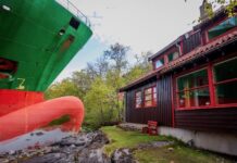 BUQUE DE CARGA ENCALLA EN EL PATIO DE UNA CASA EN NORUEGA