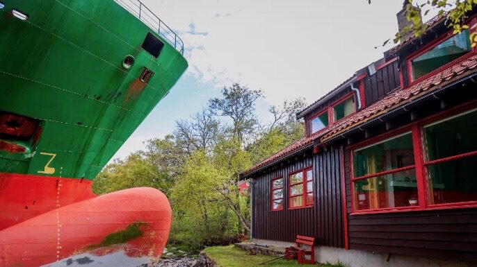 BUQUE DE CARGA ENCALLA EN EL PATIO DE UNA CASA EN NORUEGA