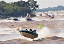 EVITARON EL HUNDIMIENTO DE UNA LANCHA EN PLENA LARGADA DE LA FIESTA NACIONAL DEL SURUBÍ