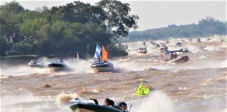 EVITARON EL HUNDIMIENTO DE UNA LANCHA EN PLENA LARGADA DE LA FIESTA NACIONAL DEL SURUBÍ