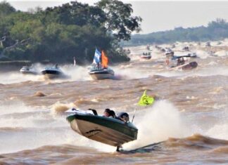 EVITARON EL HUNDIMIENTO DE UNA LANCHA EN PLENA LARGADA DE LA FIESTA NACIONAL DEL SURUBÍ