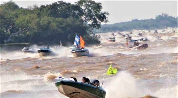 EVITARON EL HUNDIMIENTO DE UNA LANCHA EN PLENA LARGADA DE LA FIESTA NACIONAL DEL SURUBÍ