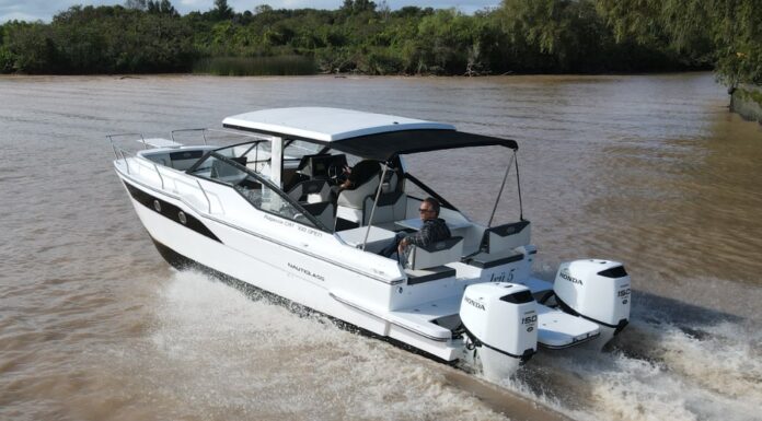 TV – HOY EN ESLORAS PRESENTAMOS EL CAT 700 DE NAUTIGLASS