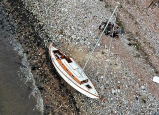 ASÍ NAUFRAGÓ EL VELERO DE “EL ETERNAUTA” TRAS SU PARTICIPACIÓN EN LA SERIE