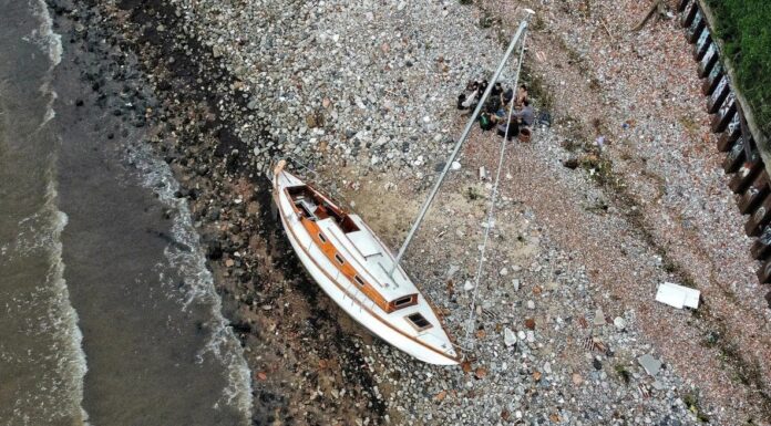 ASÍ NAUFRAGÓ EL VELERO DE “EL ETERNAUTA” TRAS SU PARTICIPACIÓN EN LA SERIE
