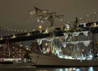 BUQUE CUAUHTÉMOC DE LA MARINA DE MÉXICO CHOCA CON EL PUENTE DE BROOKLYN EN NUEVA YORK; CONFIRMAN 2 MUERTOS
