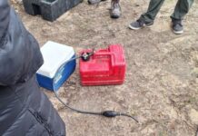 HALLAN LA LANCHA HUNDIDA DE LOS TRES PESCADORES ROSARINOS DESAPARECIDOS Y TAMBIÉN UNA MOCHILA