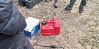 HALLAN LA LANCHA HUNDIDA DE LOS TRES PESCADORES ROSARINOS DESAPARECIDOS Y TAMBIÉN UNA MOCHILA