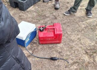 HALLAN LA LANCHA HUNDIDA DE LOS TRES PESCADORES ROSARINOS DESAPARECIDOS Y TAMBIÉN UNA MOCHILA