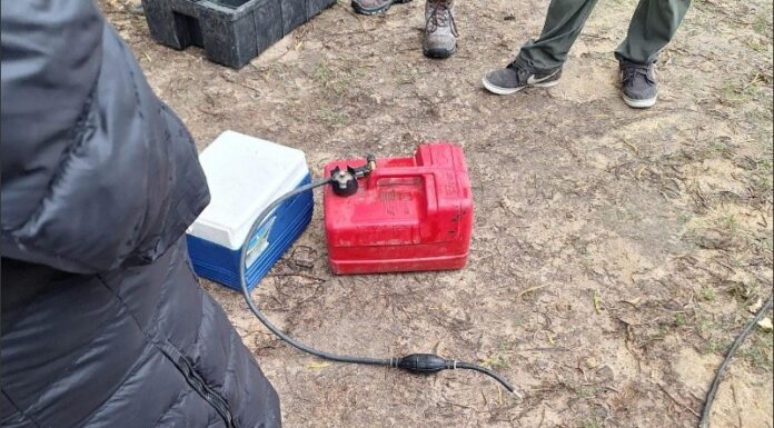 HALLAN LA LANCHA HUNDIDA DE LOS TRES PESCADORES ROSARINOS DESAPARECIDOS Y TAMBIÉN UNA MOCHILA