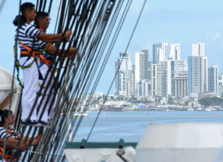 LA FRAGATA ARA “LIBERTAD” SE DESPEDIÓ DE RECIFE EN BRASIL