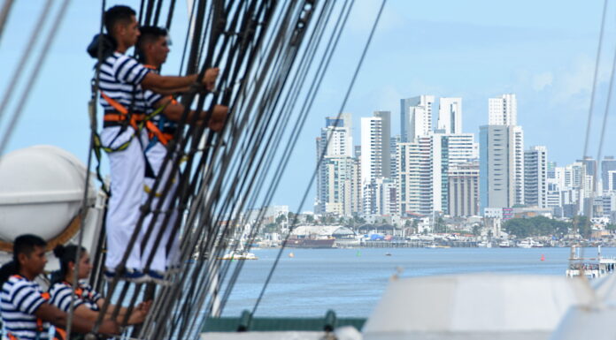 LA FRAGATA ARA “LIBERTAD” SE DESPEDIÓ DE RECIFE EN BRASIL