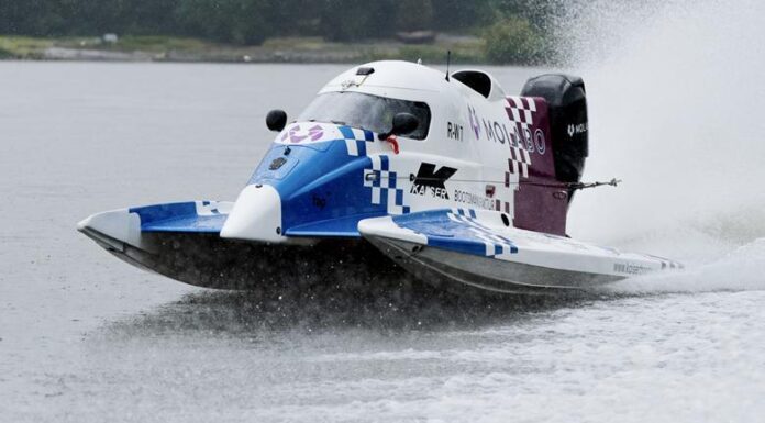 LA LANCHA DE CARRERRAS ELÉCTRICA DE FÓRMULA 4 DE MALABO HACE SU DEBUT