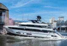 LA GRADA DE VIAREGGIO VE EL NUEVO BENETTI FORTITUDE TOCAR EL AGUA POR PRIMERA VEZ