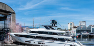 LA GRADA DE VIAREGGIO VE EL NUEVO BENETTI FORTITUDE TOCAR EL AGUA POR PRIMERA VEZ