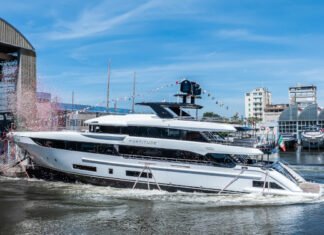 LA GRADA DE VIAREGGIO VE EL NUEVO BENETTI FORTITUDE TOCAR EL AGUA POR PRIMERA VEZ