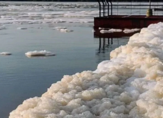 EL RÍO URUGUAY SIGUE CRECIENDO Y AHORA SE SUMÓ LA ESPUMA, PERO EXPLICARON QUE ES “DE ORIGEN NATURAL”