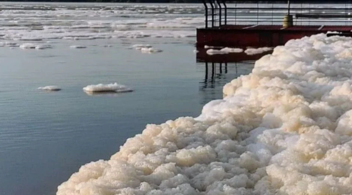 EL RÍO URUGUAY SIGUE CRECIENDO Y AHORA SE SUMÓ LA ESPUMA, PERO EXPLICARON QUE ES “DE ORIGEN NATURAL”
