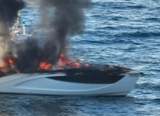 ITALIA – LANCHA INCENDIADA FRENTE A LA MARINA GRANDE EN PROCIDA: 12 OCUPANTES SALVADOS