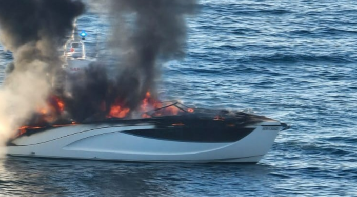 ITALIA – LANCHA INCENDIADA FRENTE A LA MARINA GRANDE EN PROCIDA: 12 OCUPANTES SALVADOS
