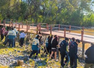 ALUMNOS DE SAN FERNANDO AYUDARON A LIMPIAR EL RÍO EN EL ECOPARQUE POR EL DÍA DEL MEDIO AMBIENTE