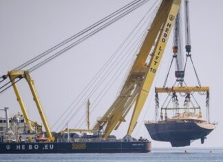 REFLOTAN EL VELERO DE LUJO DONDE MURIÓ EL MAGNATE TECNOLÓGICO MIKE LYNCH