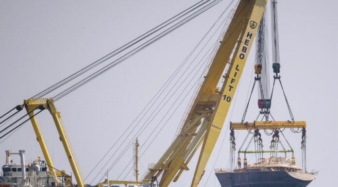 REFLOTAN EL VELERO DE LUJO DONDE MURIÓ EL MAGNATE TECNOLÓGICO MIKE LYNCH