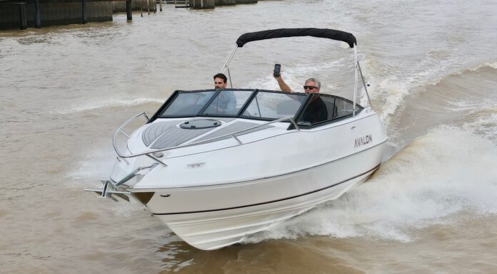 TV – HOY EN ESLORAS PRESENTAMOS LA NUEVA AVALON 230 CUDDY