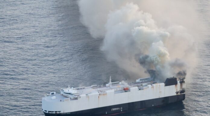 EL PORTAVEHÍCULOS “MORNING MIDAS” SE INCENDIA CON VEHÍCULOS ELÉCTRICOS EN ALASKA