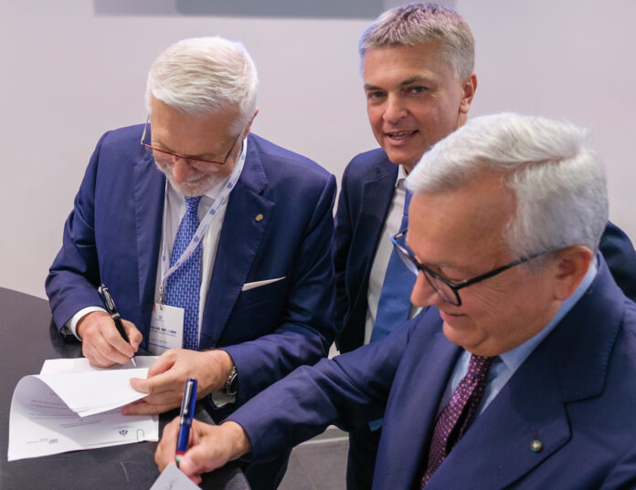 El Acuerdo Sistema entre Confindustria Nautica y la Unione Industriali Napoli fue firmado ayer en Roma , en presencia del Viceministro de Infraestructuras y Transportes, Edoardo Rixi .