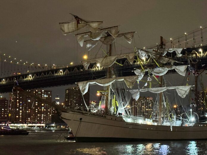 Un buque escuela de la Armada de México se ve frente al Puente de Manhattan, luego de que resultara dañado al chocar contra el Puente de Brooklyn en la ciudad de Nueva York, EE. UU., el 17 de mayo de 2025. REUTERS/Santiago Lyon