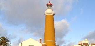 LA IMPORTANCIA DE LAS LUCES DE LOS FAROS EN LA NAVEGACIÓN NOCTURNA